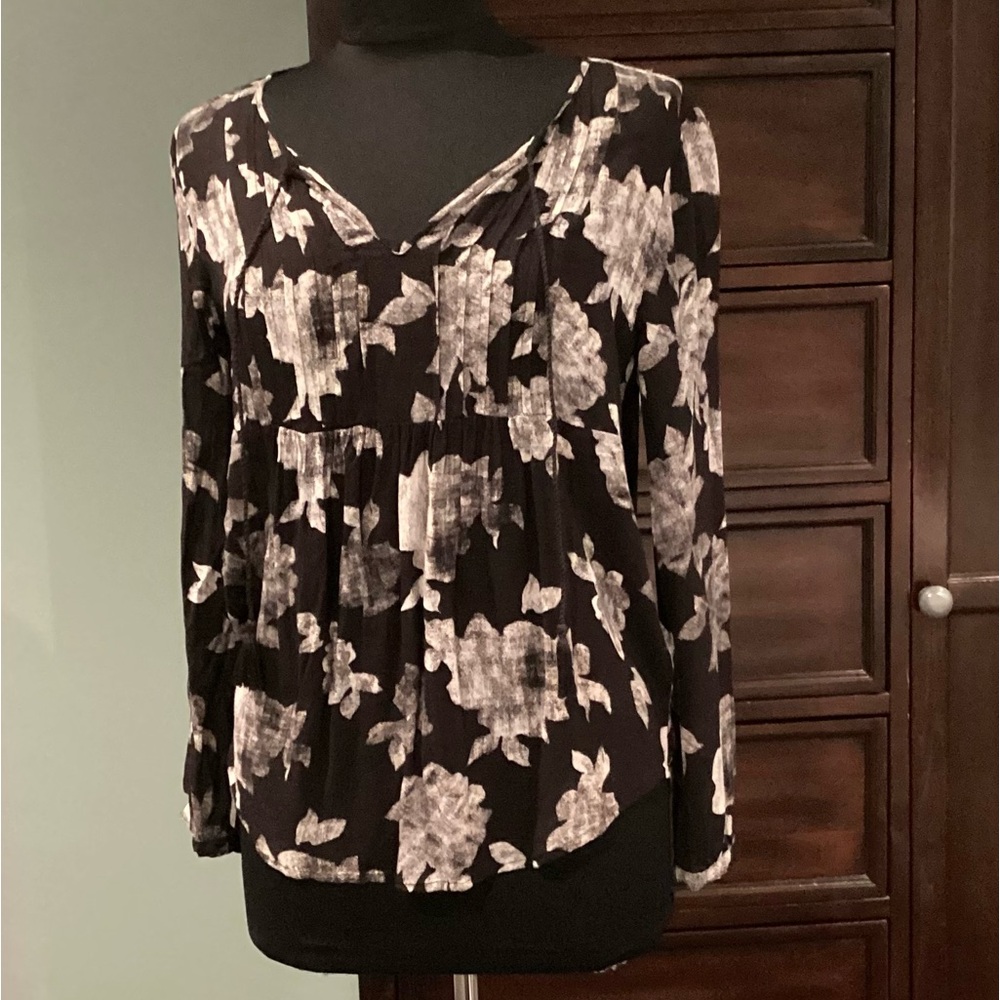 Lucky Brand Black and White Flowy Boho long sleeved Floral Print Top EUC